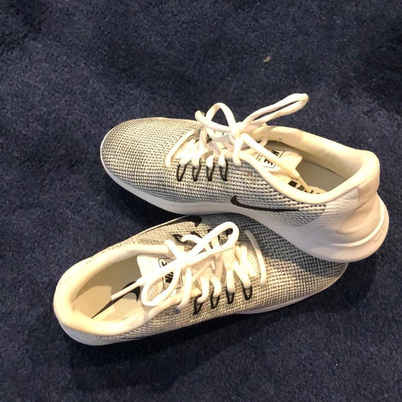 Nike flex women’s white shoes NEW - Picture 3 of 4